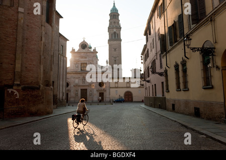 Turm der Kirche des Heiligen Johannes der Evangelist, Duomo (Kathedrale) auf linken Parma, Emilia Romagna, Italien Stockfoto