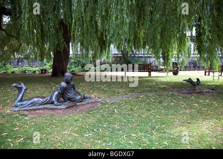 Bronze-Statue von Alice im Wunderland beobachten, wie das weiße Kaninchen laufen für die Öffnung von Fluß Wey in Guildford, Surrey, England Stockfoto