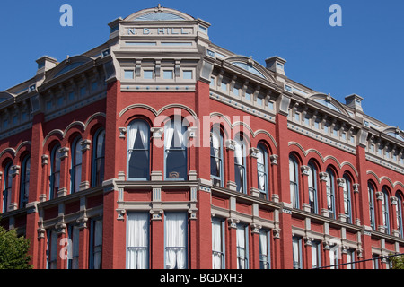 Fassade des N. D. Hill historischen Backsteingebäude auf Water Street in der Innenstadt von Port Townsend, ein viktorianisches Seehafen in Washington. Stockfoto