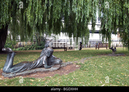 Bronze-Statue von Alice im Wunderland beobachten, wie das weiße Kaninchen laufen für die Öffnung von Fluß Wey in Guildford, Surrey, England Stockfoto