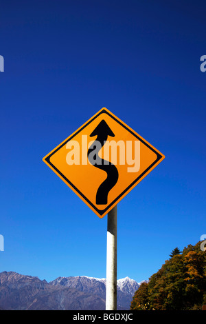 Wicklung Straßenschild, in der Nähe von Hakuba, Präfektur Nagano, Japan Stockfoto