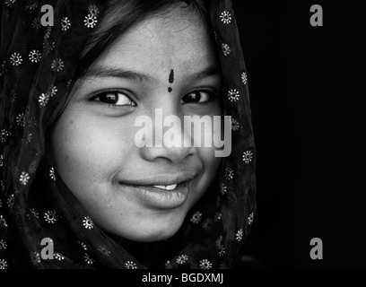 Lächelnd glücklich indisches Mädchen trägt einen schwarzen Schal. Andhra Pradesh, Indien Stockfoto