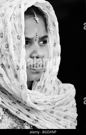 Lächelnd glücklich indisches Mädchen trägt einen schwarzen Schal. Andhra Pradesh, Indien. Schwarzweiß Stockfoto