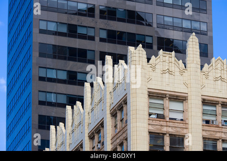 Denver Colorado. Kontrast zwischen alt und neu: Art-Déco-Colorado Gebäude und Hudson Bay Zentrum am 16. St Mall bei California St Stockfoto