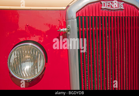 Kühler für eine erhaltene Park Royal bodied Dennis Bus von 1937 Stockfoto