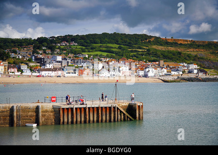 Lyme Regis Stadt und Hafen Anlegestelle von The Cobb Wellenbrecher aus gesehen Stockfoto