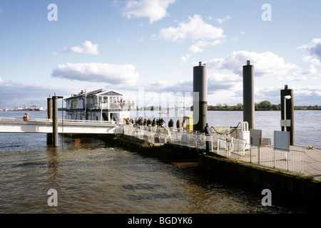 18. Oktober 2009 - Cafe Engel am 2.Februar Fähranleger in der deutschen Stadt Hamburg. Stockfoto