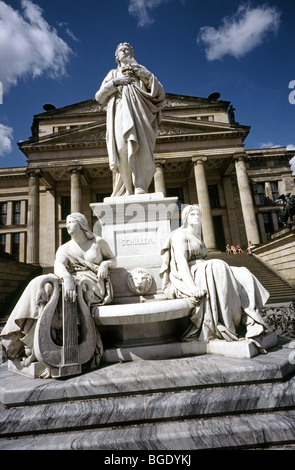 1. August 2009 - Friedrich Schiller-Denkmal vor dem Konzerthaus am Gendarmenmarkt in der deutschen Hauptstadt Berlin. Stockfoto