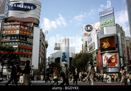 Menschen überqueren, was angeblich der weltweit verkehrsreichsten Gerangel Kreuzung im Zentrum Tokios Shibuya in Japan ist. Stockfoto