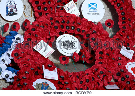 Kränze, die Würdenträger in Edinburgh City Chambers am Remembrance Day Sonntag gelegt Stockfoto