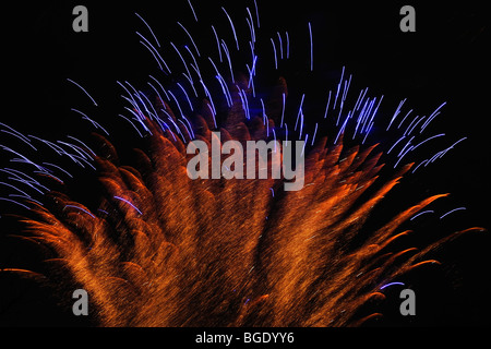 Buntes Feuerwerk in der Nacht während der Festlichkeit Stockfoto