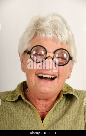 Stock Foto einer siebzig Jahre alten Frau Lachen und Witz eine Brille. Stockfoto