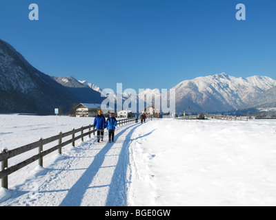 Wanderer auf dem Weg in die See Dorf Maurach, Lake Achensee, Tirol, Österreich Stockfoto