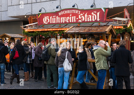 Glühwein-Stand auf dem Weihnachtsmarkt in Marienplatz, München, Deutschland Stockfoto