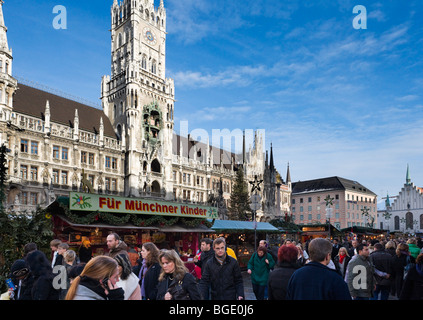 Weihnachtsmarkt in Marienplatz mit dem neuen Rathaus hinter, München, Deutschland Stockfoto