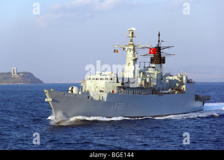 Militärische Marine Schiff Fregatte F221 Regele Ferdinand auf See Dardanellen Gallipoli Küste & Anzac memorial Straße über fliegende Rumänische und Türkische Flagge Stockfoto