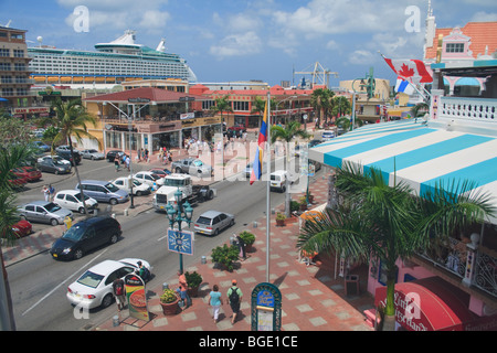 Aussicht auf die Innenstadt Oranjestad Aruba vom Royal Plaza Outdoor-Einkaufszentrum mit einem Kreuzfahrtschiff im Hintergrund Stockfoto