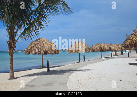 Promenade entlang high-Rise Hotel Bezirk auf der karibischen Insel Aruba Stockfoto