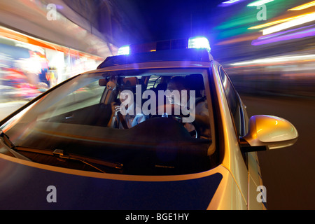 Streifenwagen der Polizei mit Blaulicht eingeschaltet und Sirene, Deutschland, Europa. Stockfoto