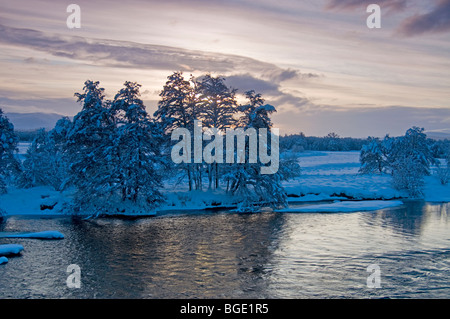 Winterlichen Bedingungen auf den River Spey in Broomhill Nethybridge Strathspey Highland Region Schottlands.  SCO 5728 Stockfoto