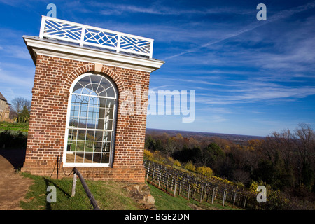 Garten-Pavillon mit Blick auf Weinberge in Monticello, Heimat von Thomas Jefferson. Charlottesville, Virginia, USA Stockfoto