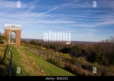 Garten-Pavillon mit Blick auf Weinberge in Monticello, Heimat von Thomas Jefferson. Charlottesville, Virginia, USA. Stockfoto