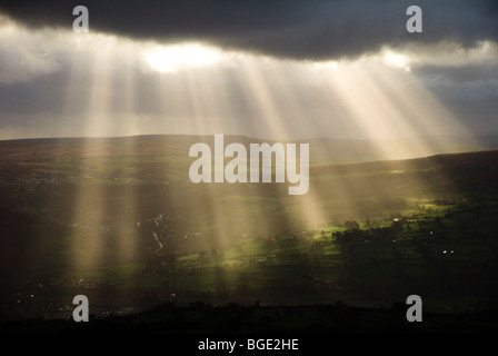 Sonnenstrahlen in der Usk Valley, Wales Stockfoto