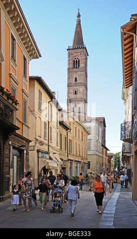 Straßenszene auf Via 20 Settembre Pavia Lombardei Italien mit 15. Jahrhundert Ziegelstein gebaut Glockenturm von Santa Maria del Carmine Stockfoto