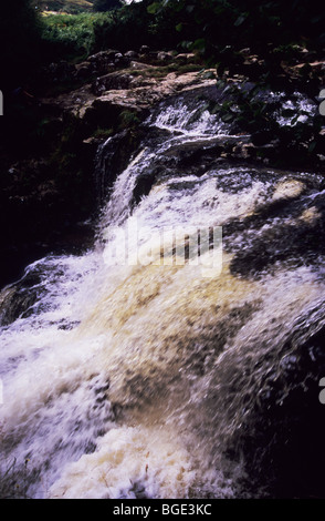 Wasserfall und Fluss über Aira Kraft Wasser fallen. Der Fluss ist der Aira Beck genannt. Bereich der hervorragenden natürlichen Schönheit. Stockfoto