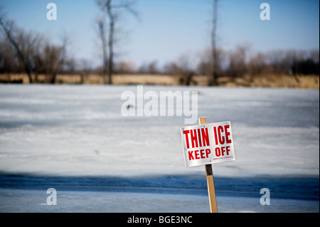 Dünnem Eis Zeichen am Teich in Madison, Wisconsin. Stockfoto