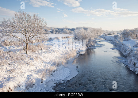 Der Fluß Garnock in North Ayrshire an einem klaren, kalten Wintertag. Stockfoto