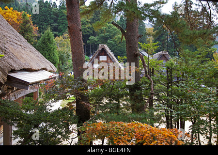 Traditionellen strohgedeckten Bauernhäuser in Shirakawa-Go Dorf, Präfektur Gifu, Japan Stockfoto