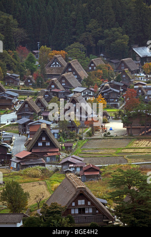 Traditionellen strohgedeckten Bauernhäuser in Shirakawa-Go Dorf, Präfektur Gifu, Japan Stockfoto