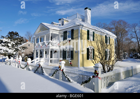 Historisches Haus in Falmouth, Cape Cod, dekoriert mit frischen Schneefall für Weihnachten Stockfoto