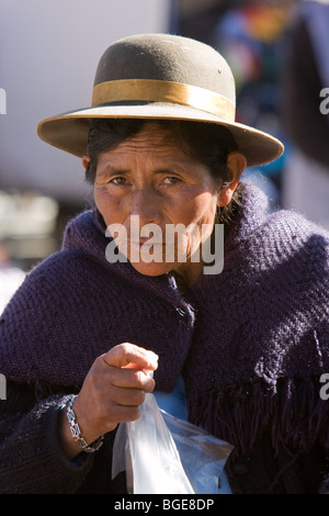 Bolivianische Frau in traditioneller Kleidung und Hut auf Marktplatz in der Stadt von Uyuni, S.W. Bolivien, Südamerika Stockfoto