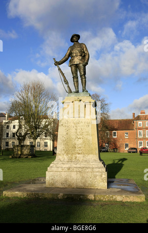 Soldat des Ersten Weltkrieges Gedenkstätte außerhalb der Kathedrale von Winchester Hampshire England Stockfoto