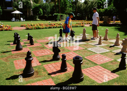 Kinder spielen Schach auf einer riesigen Tafel in den Gärten des 5-Sterne-Hotel in Arizona, USA Stockfoto