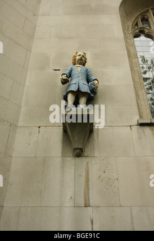 Figur eines jungen Kindes auf St Andrew Church in Holborn Darstellung der Verknüpfung mit dem Findelhaus vor einem Corbel eingestellt. Stockfoto