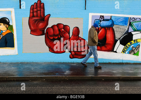 Mann Vergangenheit neue Wandbilder, zu Beginn des Jahres 2010 auf der loyalistischen Ende der Northumberland Street, Shankill Road, Belfast gemalt. Stockfoto