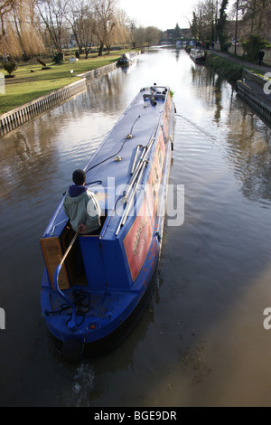 Narrowboats verlassen Stanstead Lock, River Lea Navigation, Ware, Hertfordshire, England Stockfoto