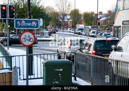 Autos warten an der Ampel auf einer belebten Kreuzung in Manchester, England, UK Stockfoto