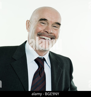 Studioportrait isoliert auf weißem Hintergrund eines lächelnden Mann Senioren Stockfoto
