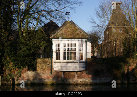 Georgische Gazeboson Fluß Lea, Ware, Hertfordshire, England Stockfoto