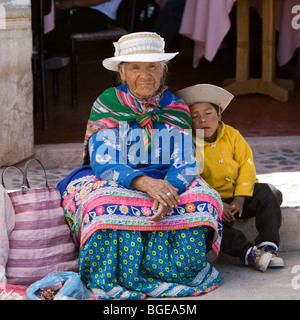 Porträt des peruanischen Frau und schlafenden jungen Markt, Chivay, Peru Stockfoto