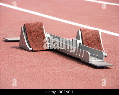 Schuss von Startblöcken auf Rennstrecke Stockfoto