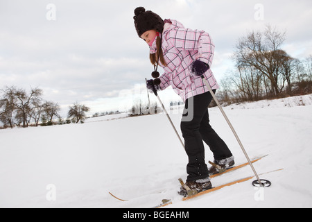 Kleines Mädchen auf Langlaufski Skifahren Stockfoto