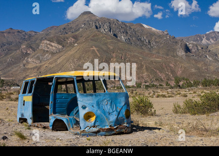 Alten Volkswagen van Wrack aufgegeben in den Anden, Peru, Südamerika Stockfoto