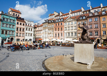 Eine Statue auf dem Marktplatz in der Altstadt, in Warschau, Polen. Stockfoto