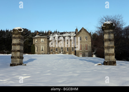 Außenseite des Raemoir House Hotel in der Nähe von Banchory, Aberdeenshire, Schottland, UK, im Schnee während des Winters gesehen Stockfoto