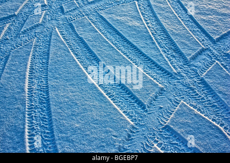Rad-Wanderwege von Reifen im Frost/Schnee Stockfoto